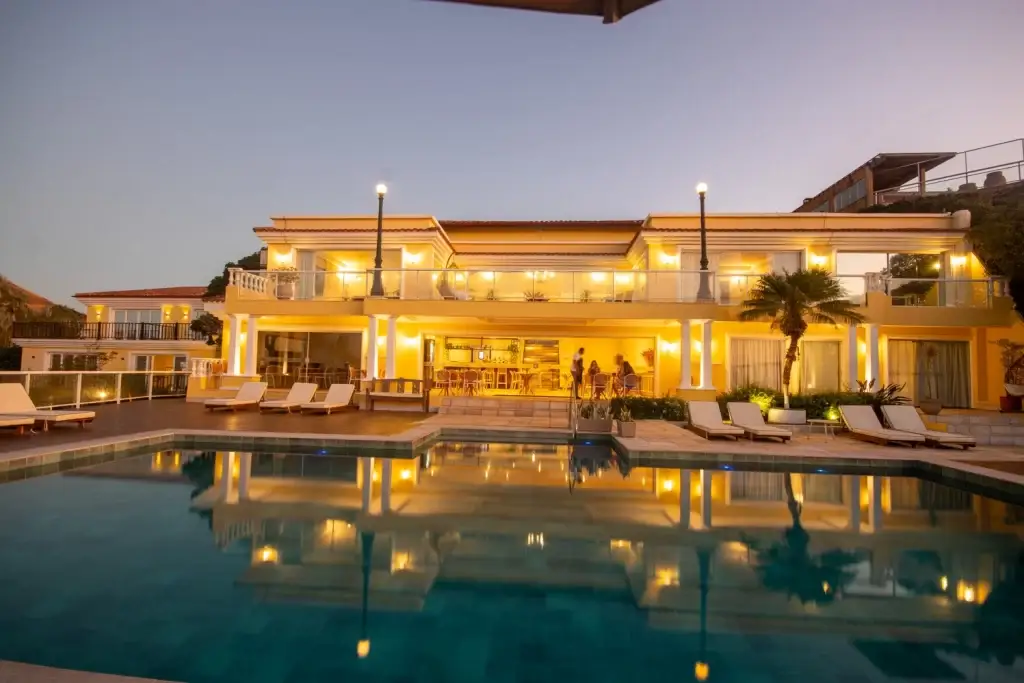 Imagem principal da secao com botao Reservar